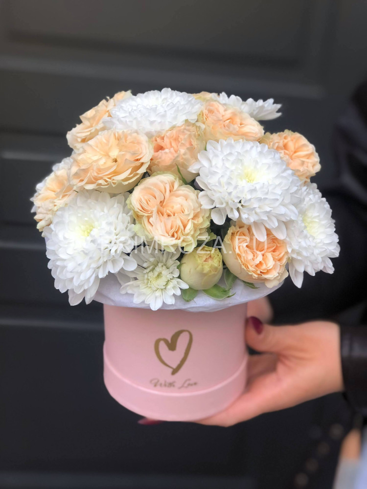 Композиция из роз и хризантем